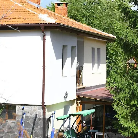 “ния” Nyaraló